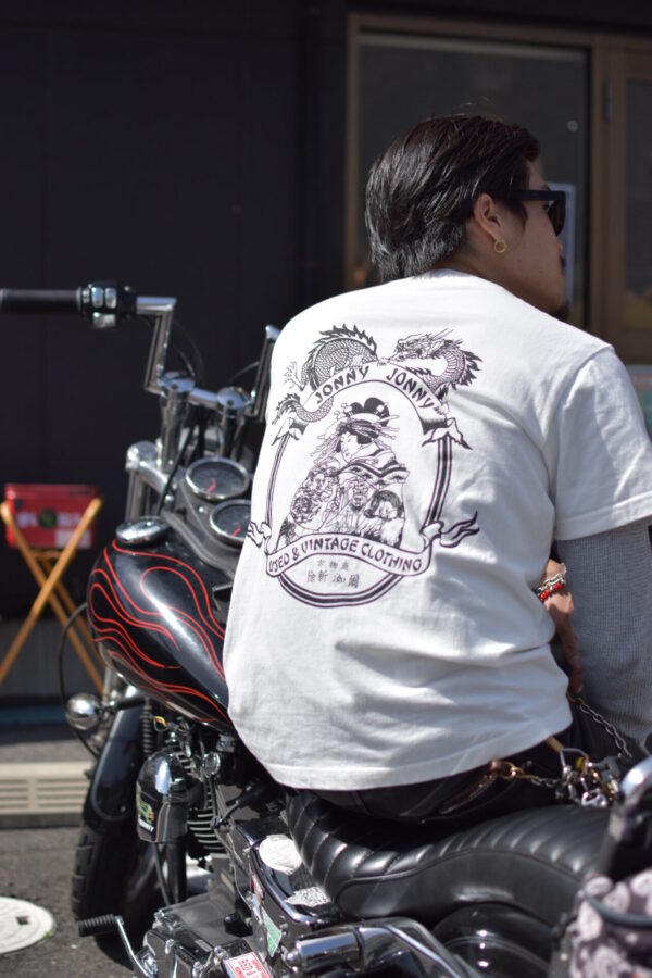 古着屋 jonny jonny オリジナル "古物商 除新洳爾" Tシャツ　半袖Tシャツ　バニラホワイト　新品　アメカジ　バイカーファッション　浮世絵　タトゥー　刺青　地獄太夫　歌川　セーラー・ジェリー　オールドスクールタトゥー　アメリカントラディショナルタトゥー　龍　舞妓　芸者　遊女　江戸時代　入れ墨　漢字　日本　古着屋　和風　