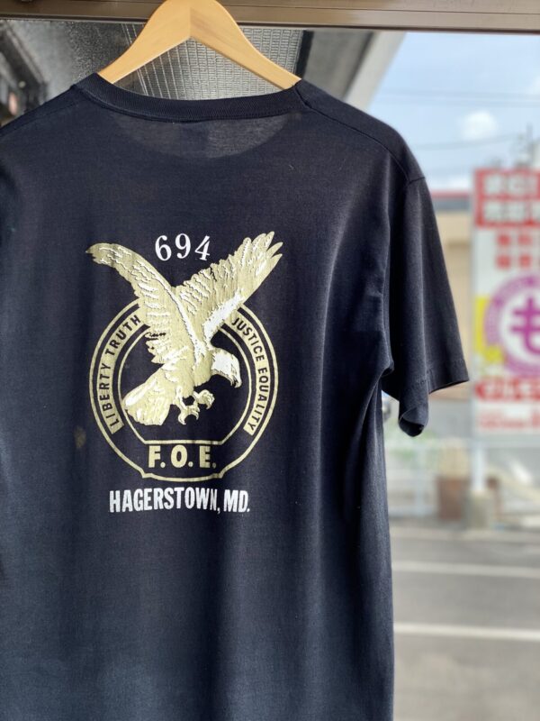 90's F.O.E.(Fraternal Order of Eagles) HAGERSTOWN,MD. 半袖ポケット付きTシャツ　Lサイズ　ブラック　スミクロ　褪色　フェード　イーグル　友愛団体　アメカジ　アメリカ製　MADE IN U.S.A. 古着　シングルステッチ　ポケットTシャツ　ポケT 無地　シンプル　汚れあり　秘密結社　フリーメイソン　フリーメーソン　都市伝説