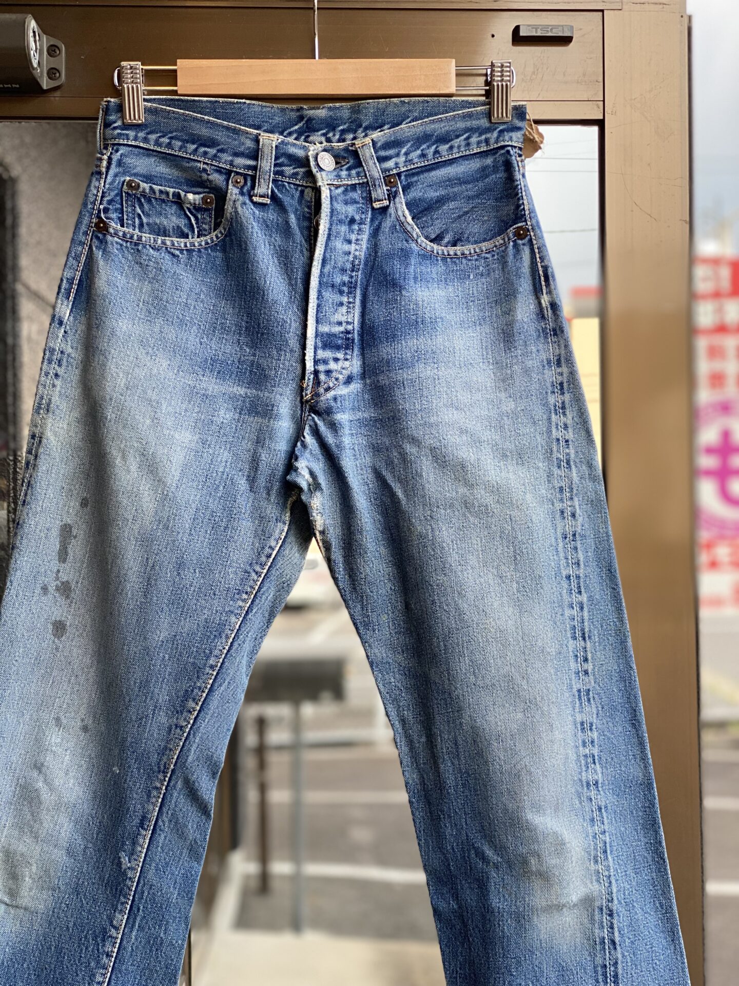 60’s Vintage LEVI’S 501 “BIG E”最初期　W28×L28 Vステッチ 足長R ボタン裏刻印W ヴィンテージデニム アメカジ　古着　BIGE 501XX リーバイス501 ビッグE 赤ミミ　赤耳　セルビッジ　縦落ち　ヒゲ　色落ち　雰囲気　アイスブルー　ビンテージジーンズ