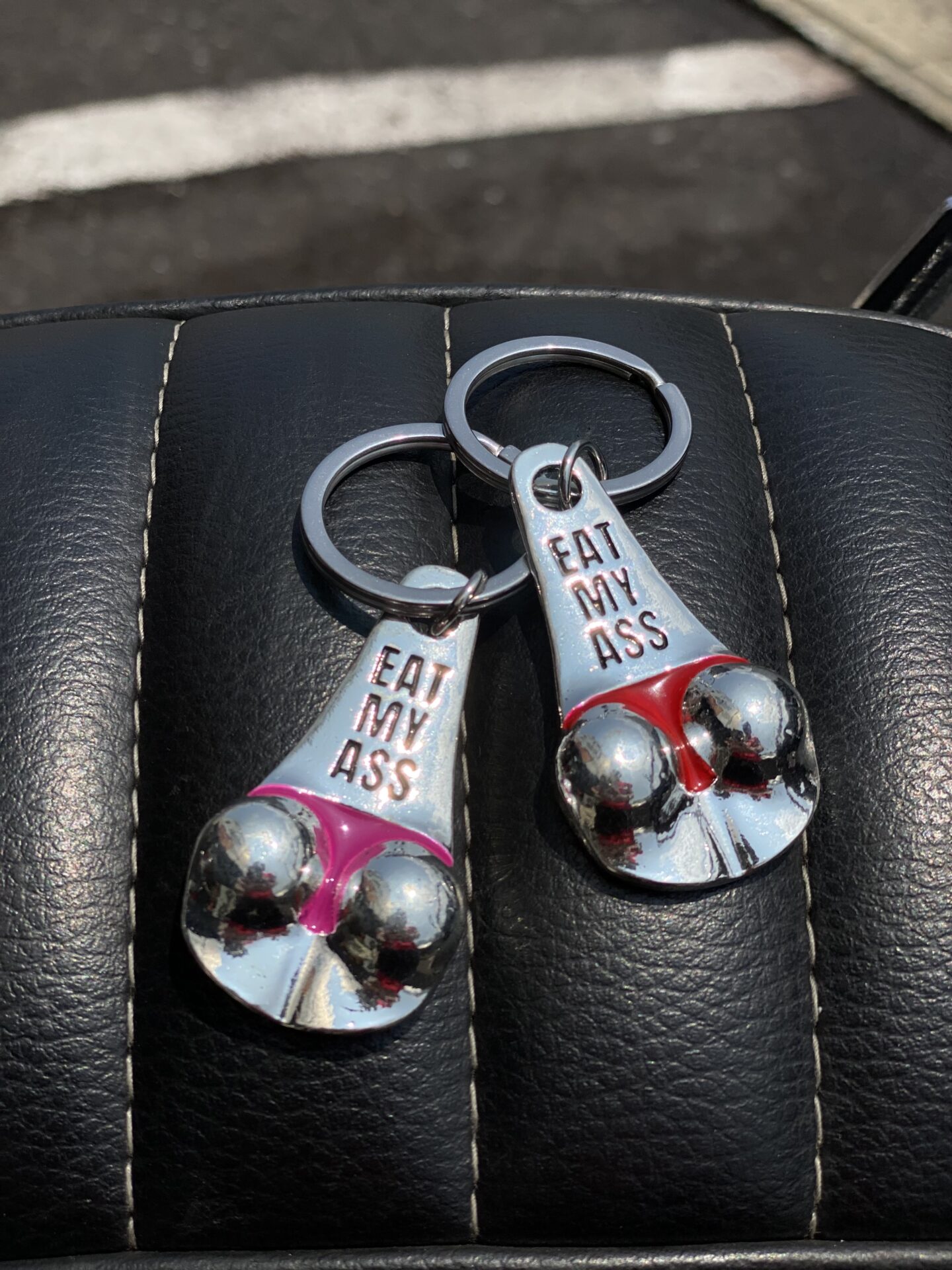 LUCKY SEXY BOOTY キーホルダー　お尻　ヒップ　レッド　ピンク　パンティー　Tバック　勝負下着　お守り　金玉　銀玉　EAT MY ASS スラング　ブルズボール　幸運のヒップ　 下ネタ　お尻フェチ　エロ　プレゼント　ジョークグッズ　アダルト　セクシー　ラッキーチャーム　キーリング キーチェーン　鍵　バイク　アメカジ　アメリカン雑貨　アクセサリー　ホットロッド　バイカー