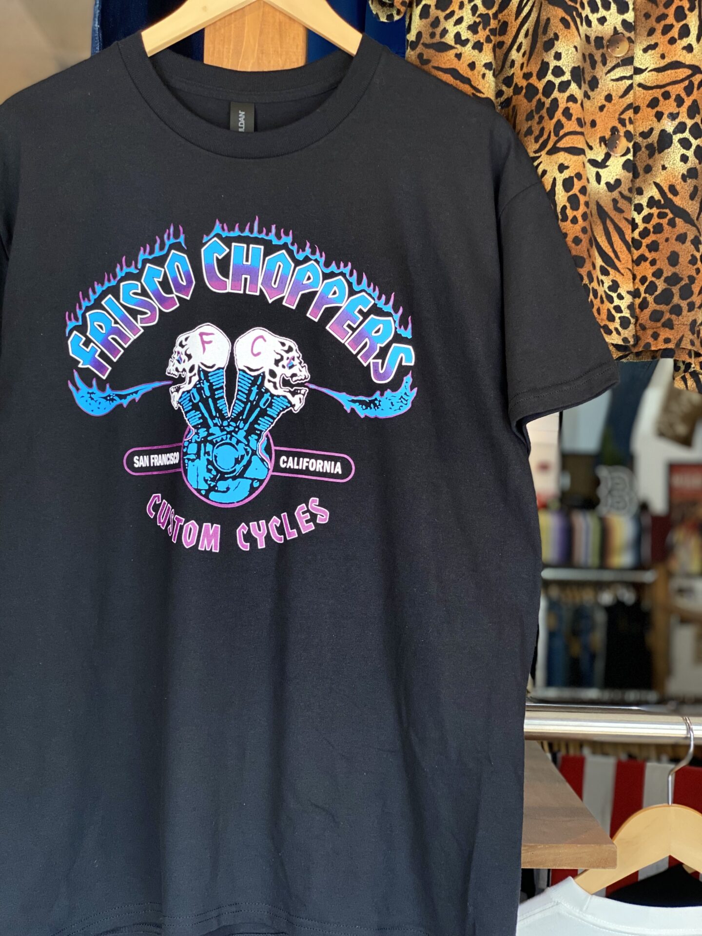 FRISCO CHOPPERS “TRADE MARK” SKULL MOTOR 半袖Tシャツ　ブルー×パープル　レアカラー　フリスコチョッパーズ　バイカー　バイカーファッション　バイカーズTee エンジン　髑髏　サンフランシスコ　415 clothing チョッパー　ハーレーダビッドソン　HARLEY DAVIDSON アメカジ　ブラック　黒Tシャツ
