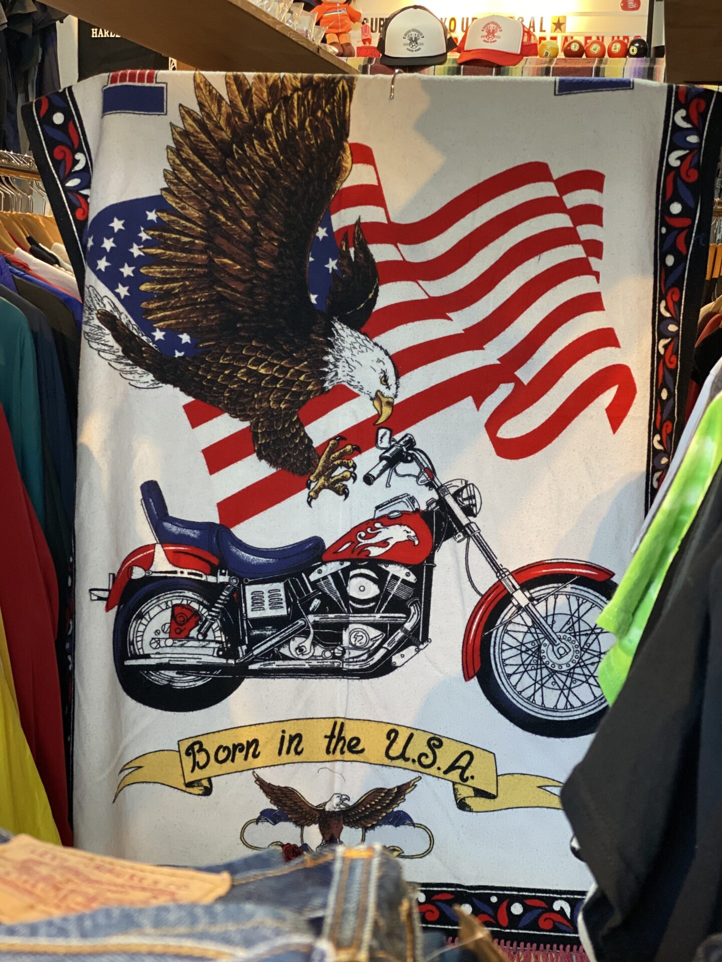 unknown バイカーデザインタペストリー　ブランケット　86.5cm × 126.5cm ラグ　ショベルヘッド　HARLEY-DAVIDSON イーグル　アメリカ国旗　星条旗　ヴィンテージ　ビンテージ　Born in the U.S.A. バイク　バイカー　アメカジ　インテリア　絨毯　ガレージ　テーブル　部屋　古着屋　ハーレーダビッドソン