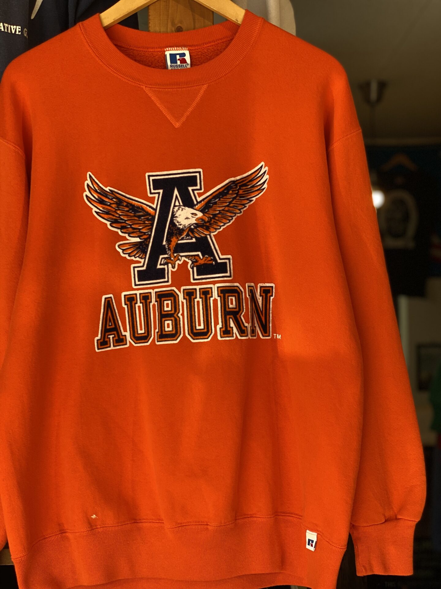 90&#8217;s RUSSELL ATHLETIC &#8220;AUBURN WAR EAGLE&#8221; フロッキープリントカレッジロゴスウェットシャツ　MADE IN U.S.A. XLサイズ　オレンジ　前Vガゼット　トレーナー　オーバーン大学　UNIVERSITY スポーツチーム　アメカジ　イーグル　古着　アンハイザーブッシュ　バドワイザー　アメリカ製　ラッセルアスレチック