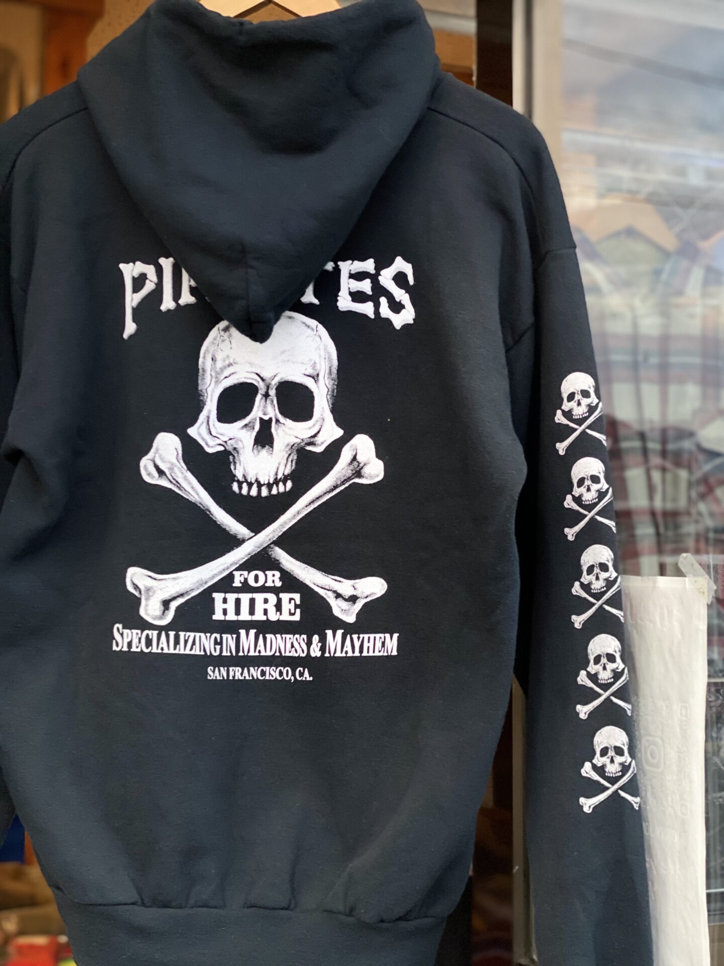 00&#8217;s &#8220;PIRATES FOR HIRE&#8221; プルオーバーパーカー　Mサイズ　ブラック　スリーブプリント　袖プリ　ドクロ　スカル　髑髏　海賊　被りパーカー　フーディー　クロスボーン　サンフランシスコ　バイカー　アメカジ　古着　骨　bones ジョリーロジャー　スカルパイレーツ　海賊旗