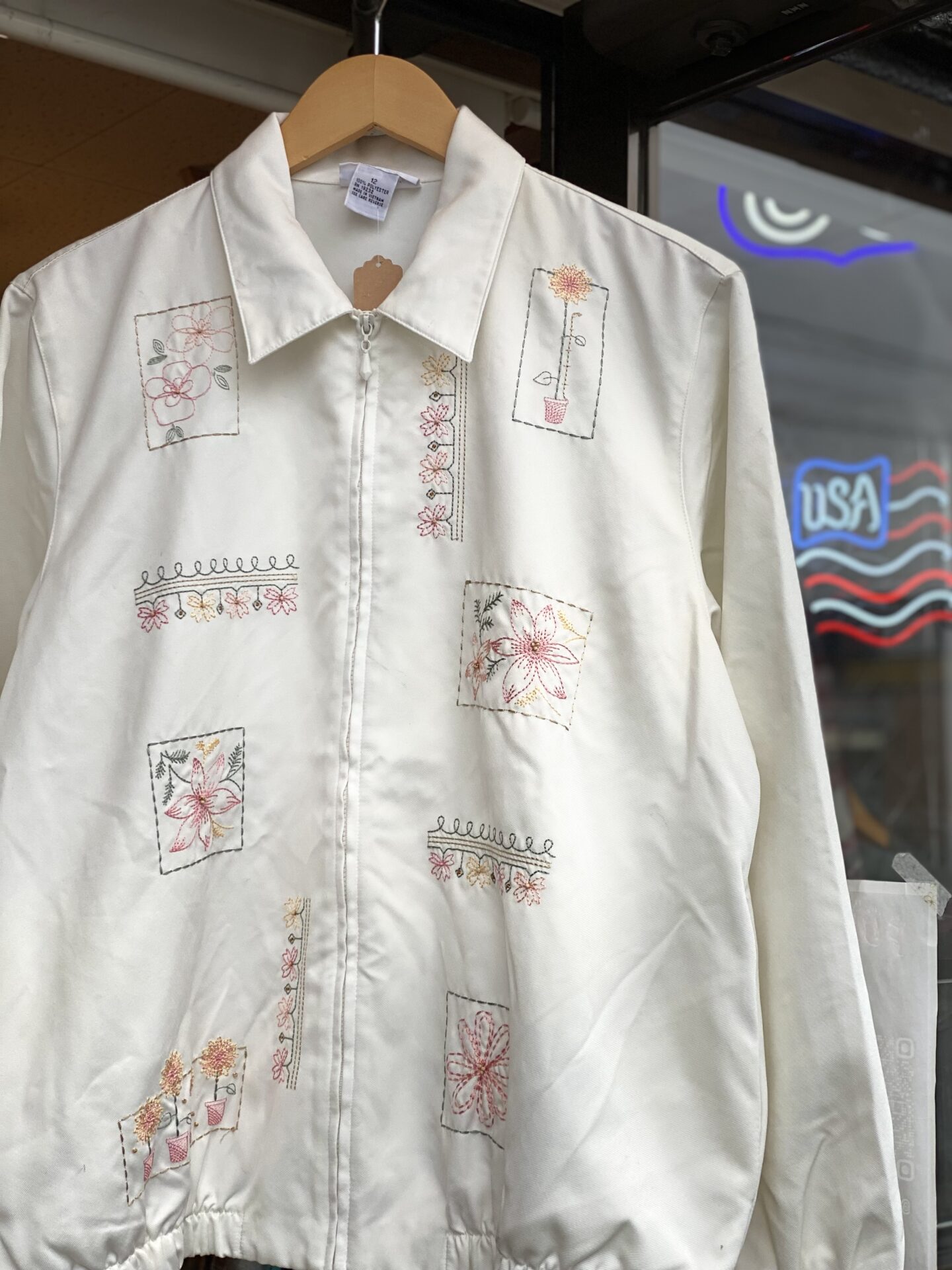 80~90&#8217;s ALFRED DUNNER 刺繍入りドリズラージャケット　レディース12サイズ メンズMサイズ程　ホワイト　白　ブルゾン　スイングトップ　ワークジャケット　短丈　花柄　総刺繍　ハンドステッチ　アルフレッドダナー　ライトアウター　ルード　rudo 古着　キレイめ　モード　ボックスシルエット
