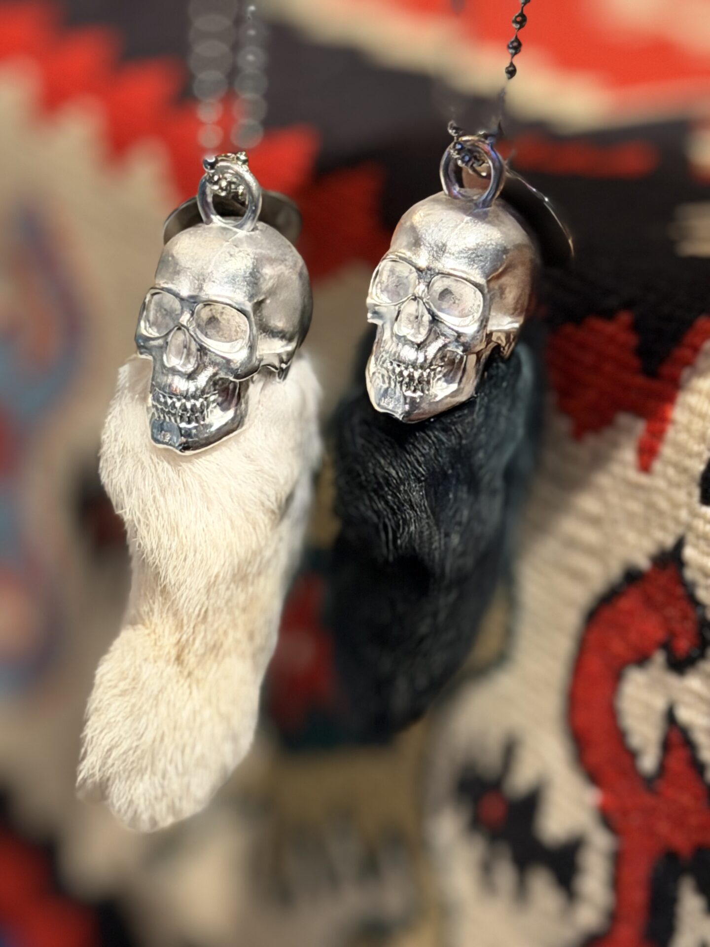 RABBITS FOOT KEY CHAIN “SKULL” ラビッツフット ラビットフット スカル ウサギ うさぎ 兎 rabbit’s foot 交通安全 お守り 御守り キーリング キーチェーン キーフック アメカジ バイカー ヴィンテージ ビンテージ アメリカン雑貨 小物 アクセサリー プレゼント 納車祝い モノトーン リアルラビットフット リアルラビットファー 髑髏