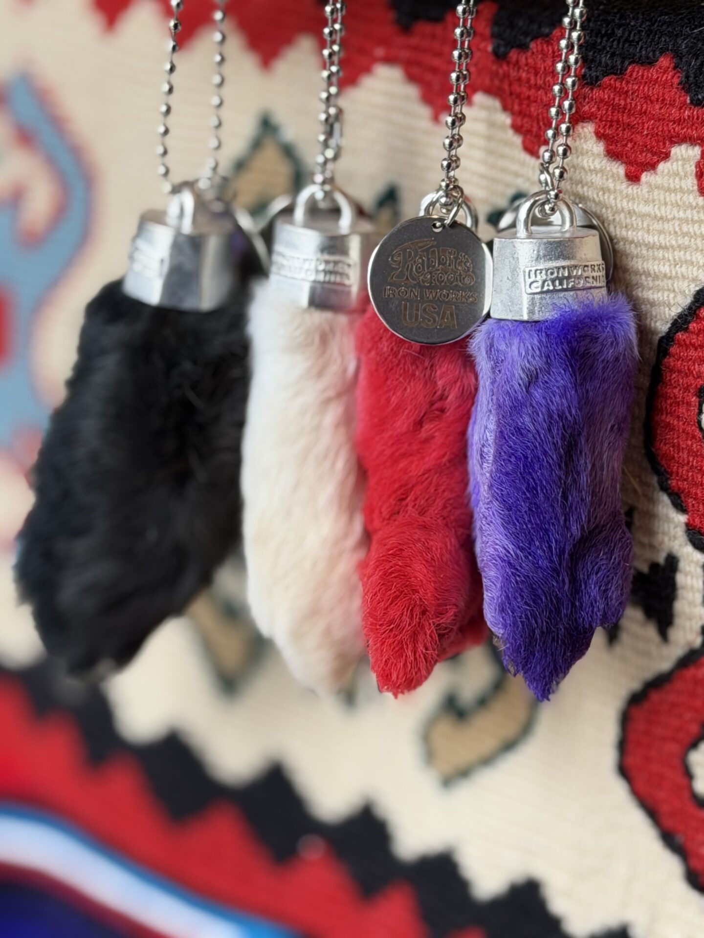 RABBITS FOOT KEY CHAIN “PLAIN” ラビッツフット ラビットフット ウサギ うさぎ 兎 rabbit’s foot 交通安全 お守り 御守り キーリング キーチェーン キーフック アメカジ バイカー ヴィンテージ ビンテージ アメリカン雑貨 小物 アクセサリー プレゼント 納車祝い モノトーン プレーン リアルラビットフット リアルラビットファー シンプル フワフワ y2k